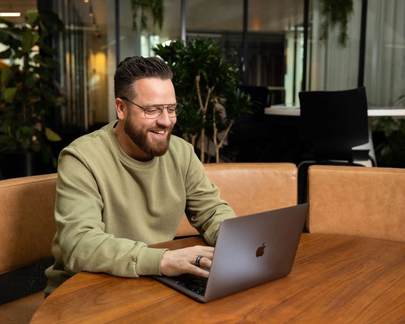 Roel-met-laptop-aan-tafel